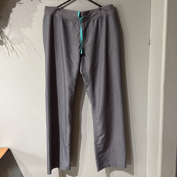 FIGS Women’s Scrub Set. Grey size medium. PO# 1507 Heather Grey - Picture 5 of 5